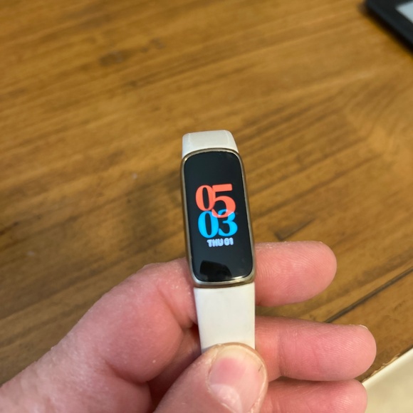 Fitbit Luxe Fitness Wellness Tracker - Picture 2 of 4